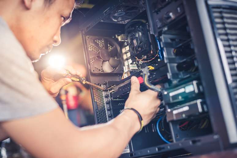Desktop computer repair and maintenance services